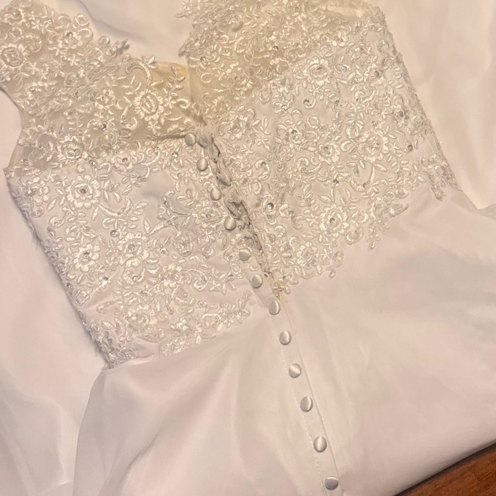 Elegant White Lace wedding Dress - Picture 10 of 10